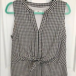 Vineyard Vines Favorite! Black gingham shift. Knot front.